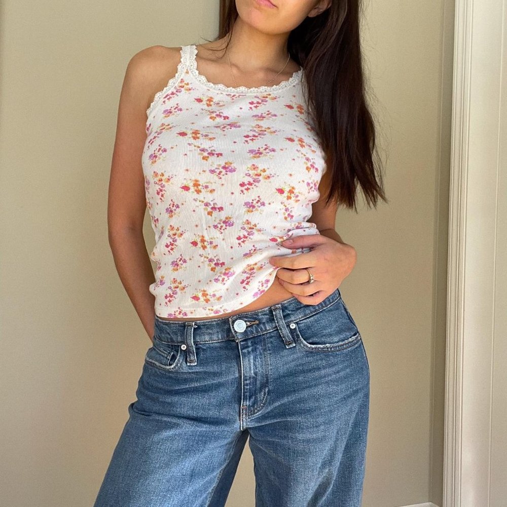 the cutest y2k gap floral print white lace-trimmed tank top